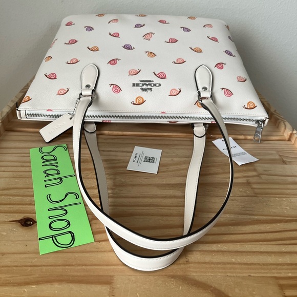✅Coach Gallery Tote with snail printed - Picture 5 of 13